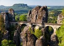 Imagen de un paisaje a las afueras de la ciudad de Sajonia con montañas y valles